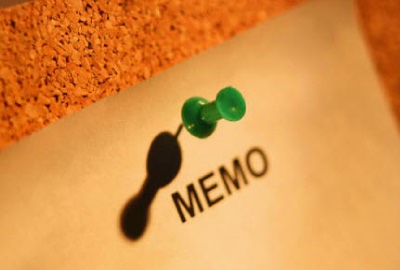 Image of memo pinned to cork board signifying the need to identify project issues management needs.